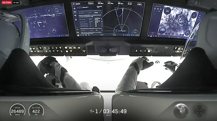 Załoga Ax-4 w kapsule Dragon - widok na monitory (fot. Axiom Space)