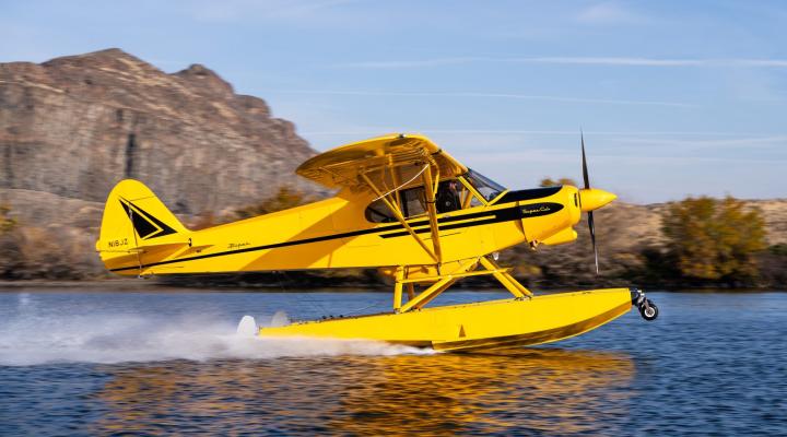 Zmodernizowany PA-18 Super Cub o masie brutto 2300 funtów na amfibiach WipLine (fot. CubCrafters)