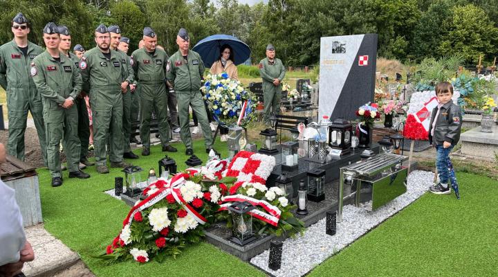 Żołnierze 41 Bazy Lotnictwa Szkolnego uczcili pamięć ppłk. pil. Roberta Jeła (fot. 41 Baza Lotnictwa Szkolnego)