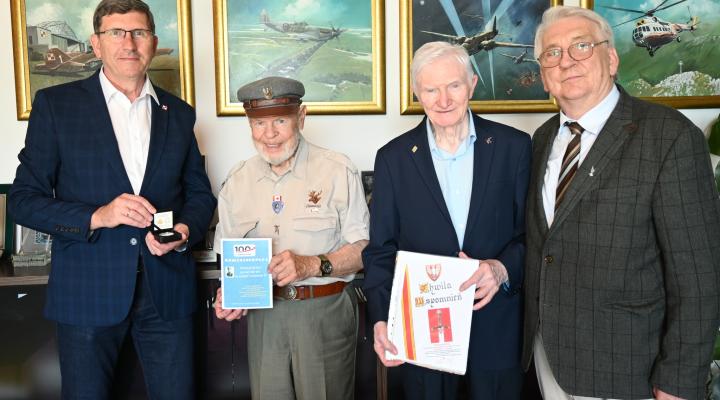 100-lecie Royal Canadian Air Force – pamiątkowa srebrna moneta w zbiorach Muzeum Lotnictwa Polskiego (fot. Muzeum Lotnictwa Polskiego)