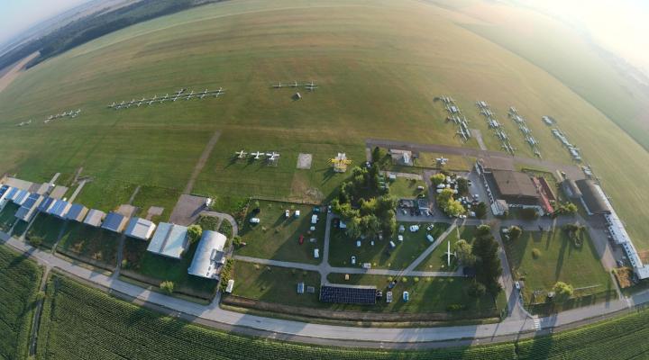 15. Szybowcowe Mistrzostwa Polski w Michałkowie - widok na lotnisko i szybowce z góry (fot. Łukasz Błaszczyk, Facebook)