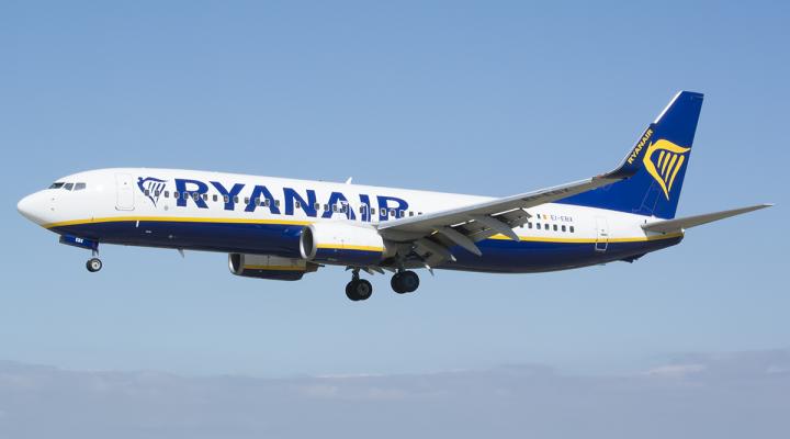 B737-800 lini Ryanair w locie (fot. Michael Oldfield, CC BY-SA 4.0, Wikimedia Commons)