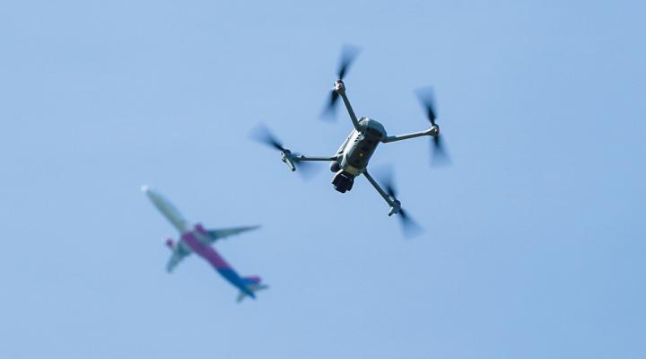 Dron w pobliżu samolotu pasażerskiego (fot. Andrzej Chyliński)