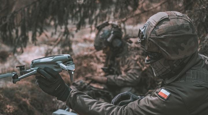 Dron w ręku żołnierza (fot. szer. Dawid Cisło, 6 BPD)