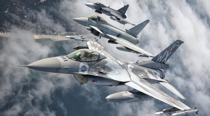 F-16, Eurofighter Typhoon i JAS 39C Gripen w locie (fot. NATO Air Command)