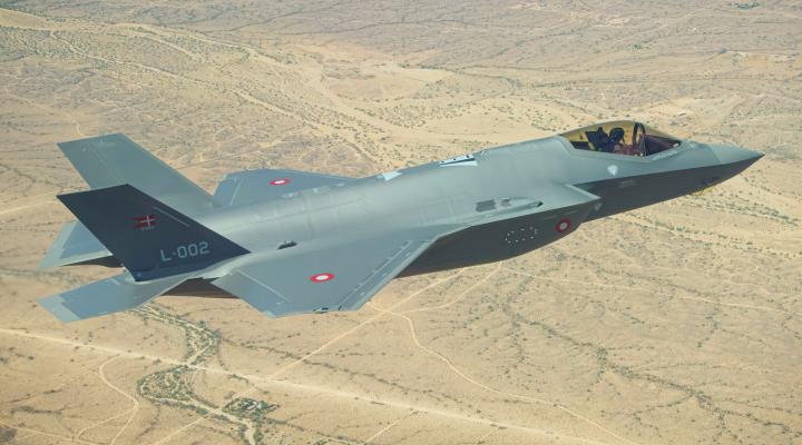 F-35A Królewskich Duńskich Sił Powietrznych (fot. Airman 1st Class Dominic Tyler, Domena publiczna, Wikimedia Commons)