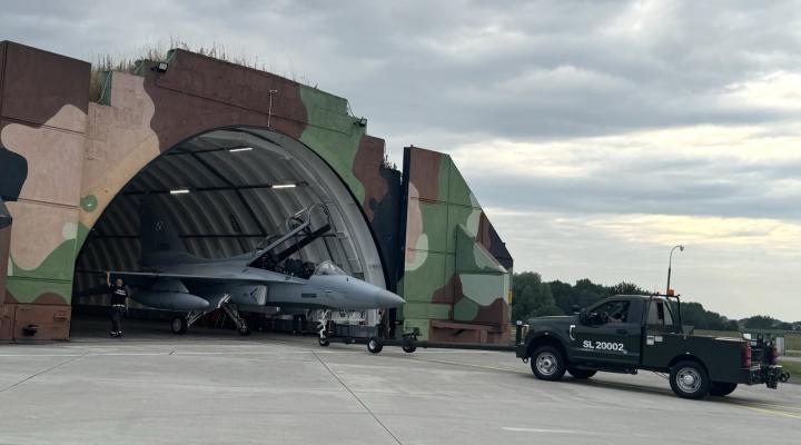 FA-50 wyciągany z hangaru (fot. 23 Baza Lotnictwa Taktycznego)