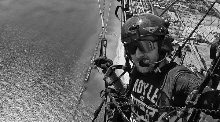 Felix Baumgartner podczas lotu motoparalotnią (fot. Felix Baumgartner, Facebook)