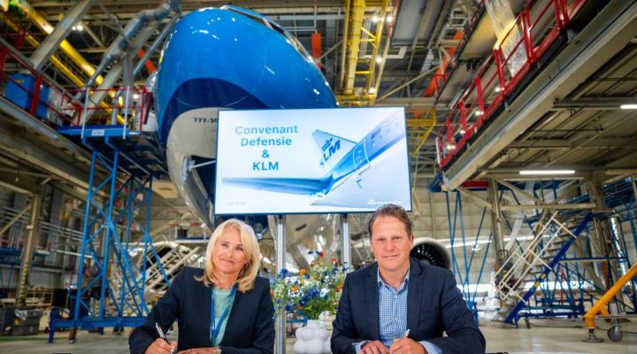 Holenderska armia i KLM podpisały umowę o bliższej współpracy (fot. defensie.nl)