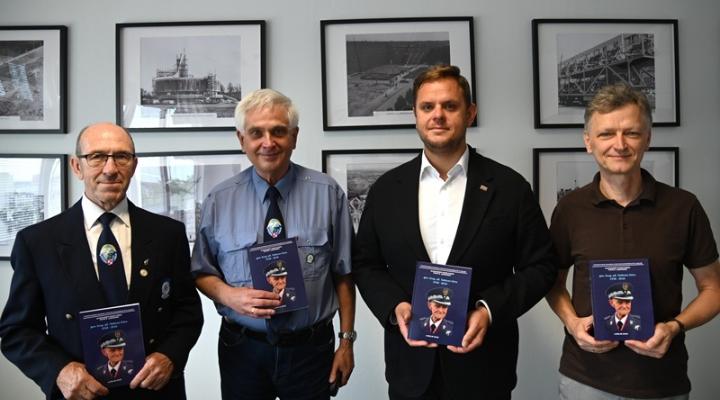 Lubelski Oddział Stowarzyszenia Seniorów Lotnictwa przygotował publikację poświęconą życiu gen. bryg. pil. Tadeusza Góry (fot. swidnik.pl)