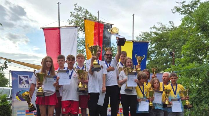 Mistrzostwa Europy Juniorów F1ABP Salonta, Rumunia - Polacy z drużynowym srebrem Mistrzostw Europy w klasie F1A (fot. Aeroklub Polski)
