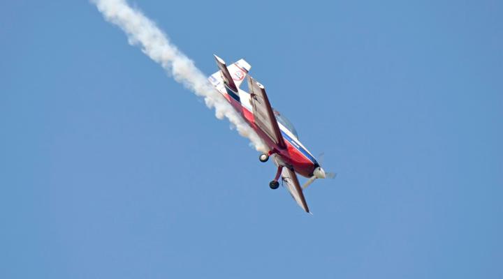 Norbert Kasperek za sterami samolotu EXTRA 200 (fot. Mazury AirShow)
