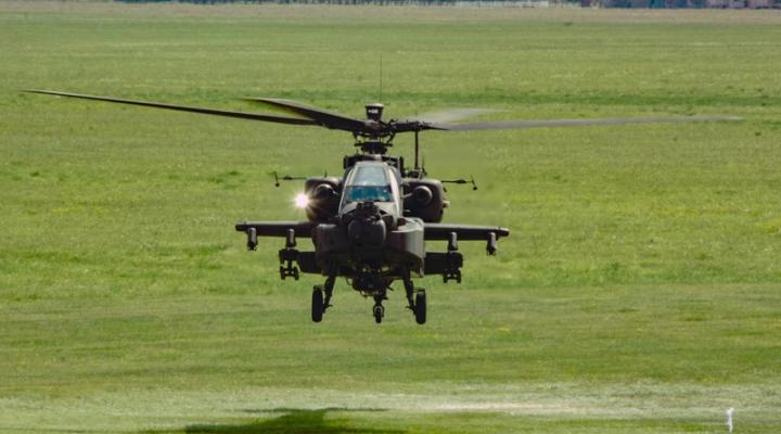 Pierwszy lot AH-64 Apache z polskim i amerykańskim pilotem w Polsce, 2025 r. (fot. DGRSZ)