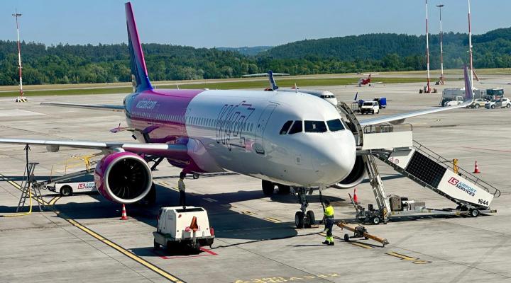 Samolot Wizz Air na płycie lotniska w Krakowie (fot. Kraków Airport)