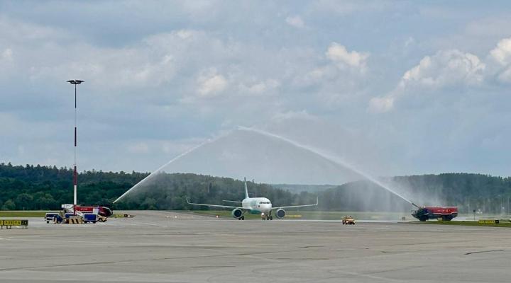 Samolot linii lotniczych flynas powitany salutem wodnym na krakowskim lotnisku (fot. Krakow Airport)