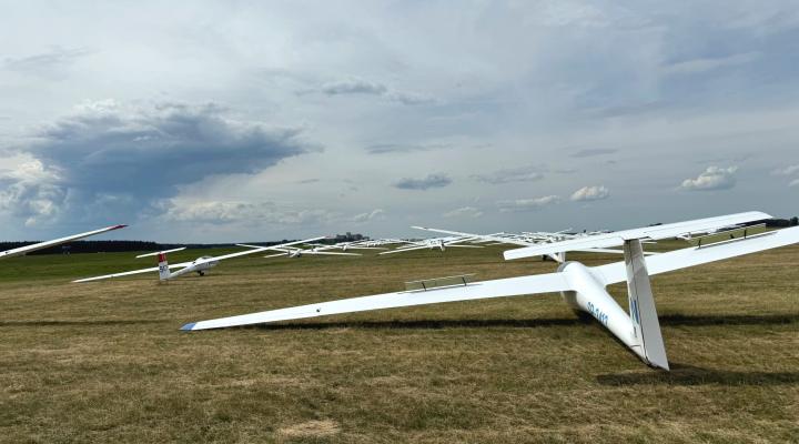 Szybowce na lotnisku w Lesznie (fot. aeroklub.leszno.pl)