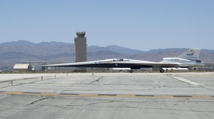 X-59 kołuje po pasie startowym podczas testu kołowania z niską prędkością w fabryce nr 42 Sił Powietrznych USA w Palmdale w Kalifornii (fot. NASA, Carla Thomas)