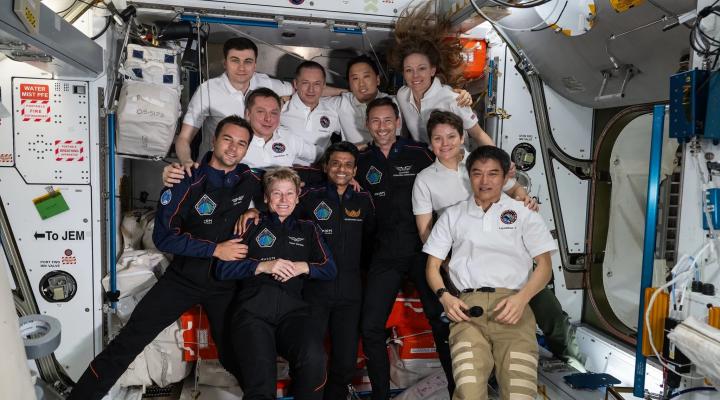Załogi misji Axiom 4 i Ekspedycji 73 wewnątrz modułu Harmony Międzynarodowej Stacji Kosmicznej (fot. NASA)