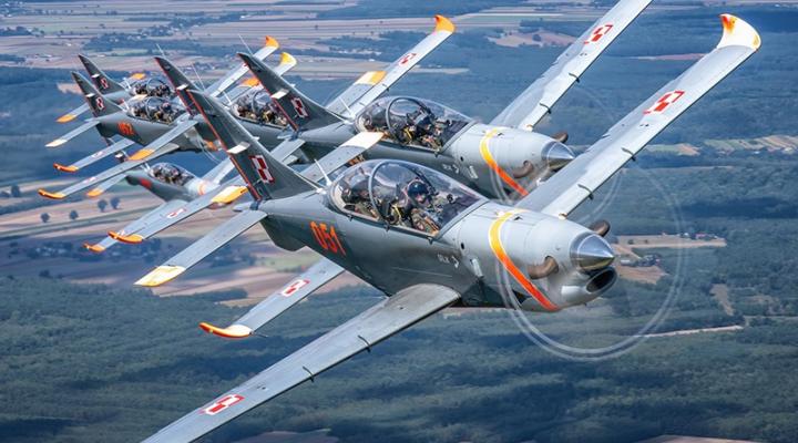 Zespół Akrobacyjny 'Orlik' w locie (fot. Air Show Radom)