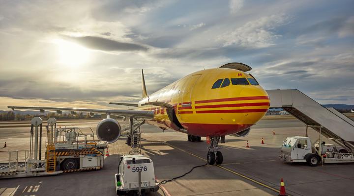 DHL - obsługa samolotu na płycie lotniska (fot. DHL)