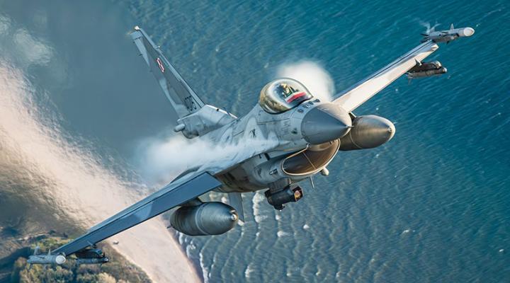 F-16 w locie - widok z bliska z przodu (fot. Rafał Samluk, Combat Camera Poland)