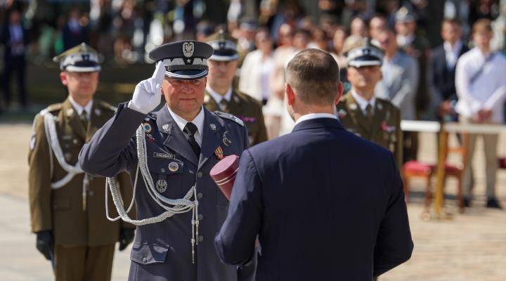 Gen pil. Norbert Chojnacki odbiera akt mianowania na stopień generała brygady Wojska Polskiego (fot. Mikołaj Bujak, KPRP)