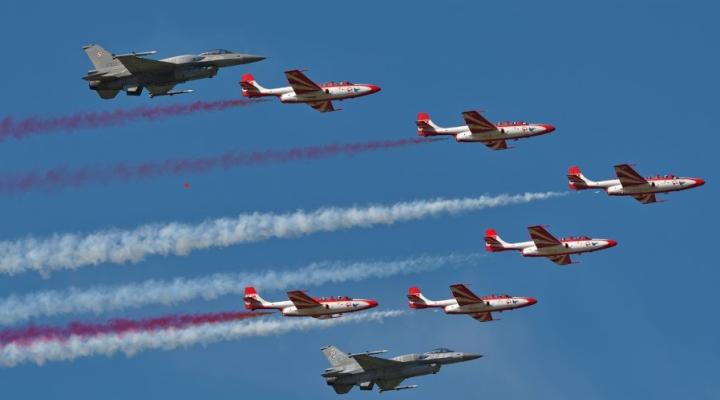 Samoloty TS-11 Iskra i F-16 w locie (fot. Szefostwo Służby Ruchu Lotniczego Sił Zbrojnych RP)