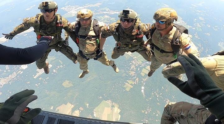 Skok instruktorów z 25 Brygady Kawalerii Powietrznej na międzynarodowych zawodach Leapfest w USA (fot. 25 BKPow)