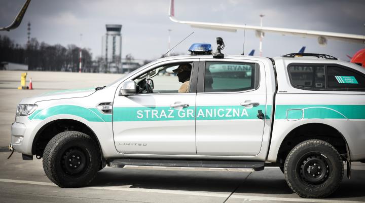 Straż Graniczna na lotnisku Kraków Balice (fot. Karpacki OSG)