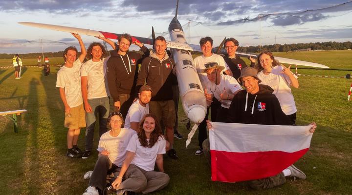 Studenci z Akademickiego Klubu Lotniczego PWr na zawodach 'New Flying Competition' (fot. Politechnika Wrocławska)