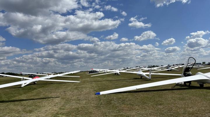 Szybowce na lotnisku w Lesznie (fot. Glide&Race Leszno, Facebook)