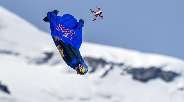 Dron próbuje nadążyć za Peterem Salzmannem (fot. Joerg Mitter, Red Bull Content Pool)