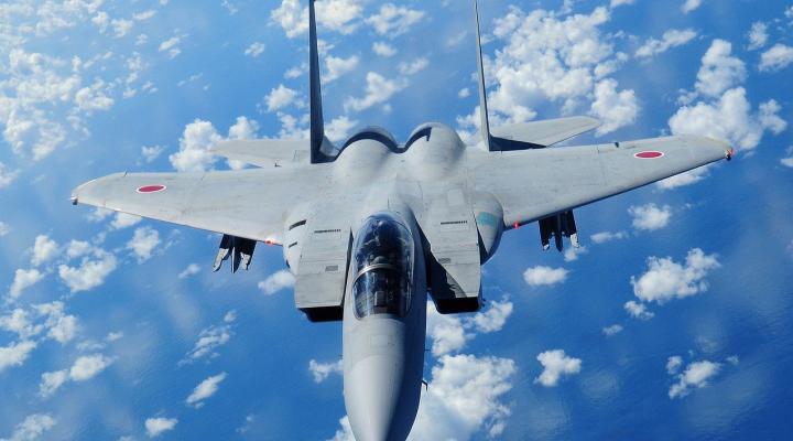 F-15 Japońskich Powietrznych Sił Samoobrony w locie (fot. Angelique Perez, U.S. Air Force, Domena publiczna, Wikimedia Commons)
