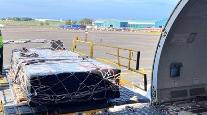 Pociski CAMM ładowane do samolotu transportowego w Wielkiej Brytanii w celu dostarczenia do Polski (fot. MBDA)