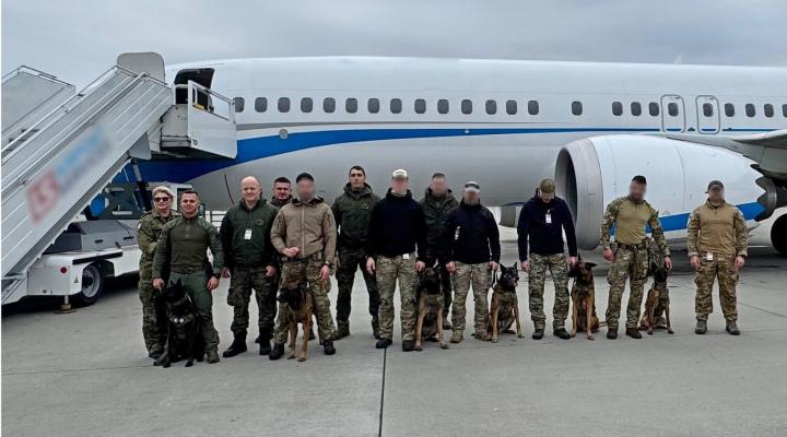 Ćwiczenia w wykrywaniu materiałów wybuchowych i broni w Porcie Lotniczym Katowice (fot. Śląski OSG) Ćwiczenia w wykrywaniu materiałów wybuchowych i broni w Porcie Lotniczym Katowice (fot. Śląski OSG)