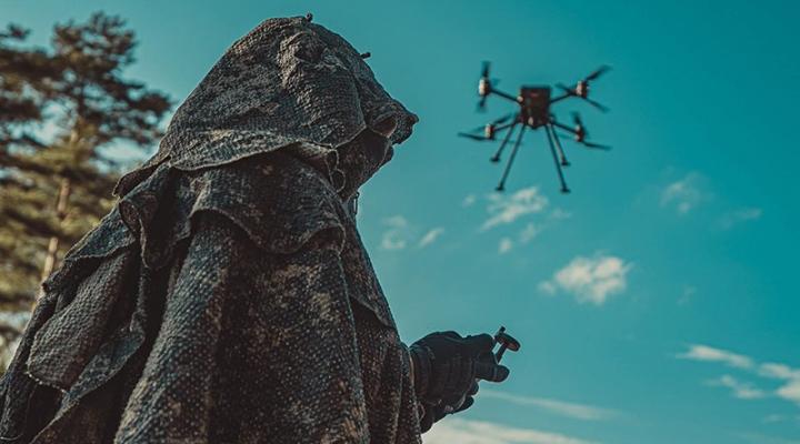 Żołnierz testuje system rozpoznawczo-uderzeniowy Eagle OWL (fot. MON)