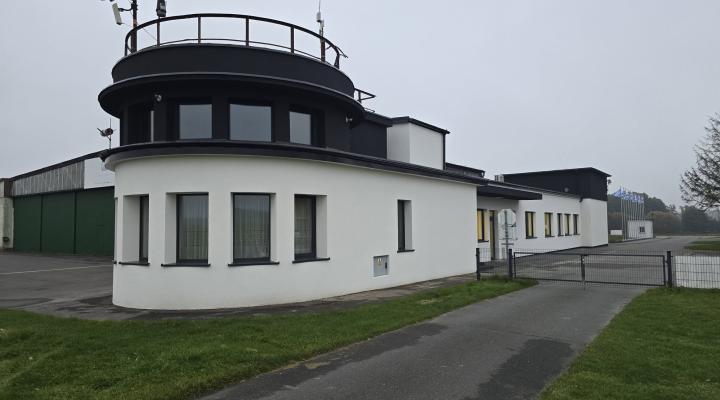 Budynek operacyjno-biurowy Aeroklubu Ostrowskiego, fot. Aeroklub Ostrowski