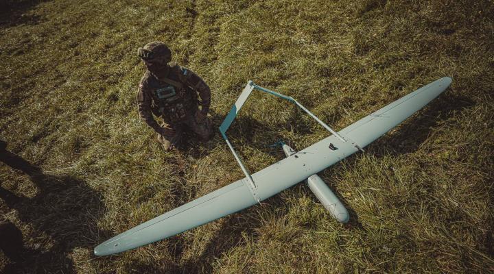 Dron obsługiwany przez żołnierza (fot. mł. chor. Aleksander Perz, 18DZ)
