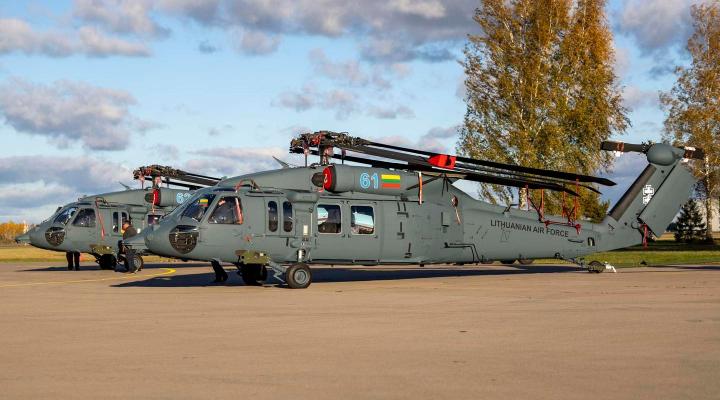 Dwa pierwsze litewskie śmigłowce UH-60M Black Hawk (fot. Armia Litewska, Facebook)