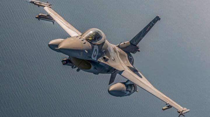 F-16 polskich Sił Powietrznych w locie nad morzem (fot. plut. Marcin Kurkus, 31BLT)
