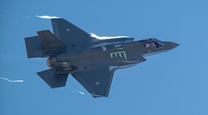F-35 (numer boczny 3505) podczas lotu testowego (fot. Eric Kilpatrick)