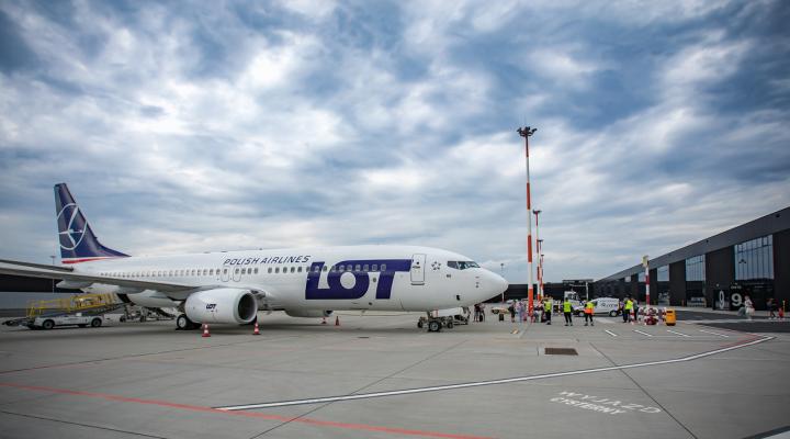Lotnisko Warszawa-Radom - samolot LOT-u na płycie przed terminalem (fot. lotniskowarszawa-radom.pl) Lotnisko Warszawa-Radom - samolot LOT-u na płycie przed terminalem (fot. lotniskowarszawa-radom.pl)