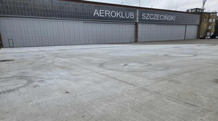 Płyta postojowa przed hangarem Aeroklubu Szczecińskiego (fot. UM Szczecin)