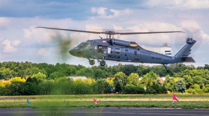S-70i Black Hawk Policji nad lotniskiem (fot. Jacek Herok)