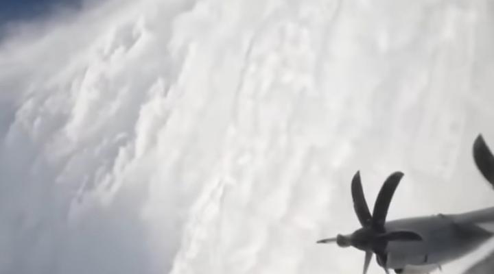 Samolot w oku huraganu Melissa, fot. youtube Samolot w oku huraganu Melissa, fot. youtube