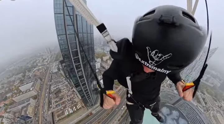 Spadochronowy skok z budynku Warsaw Tower, fot. kadr Youtube