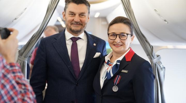 Stewardesa Agnieszka Murawska odznaczona Medalem Pro Patria (fot. 1 Baza Lotnictwa Transportowego)