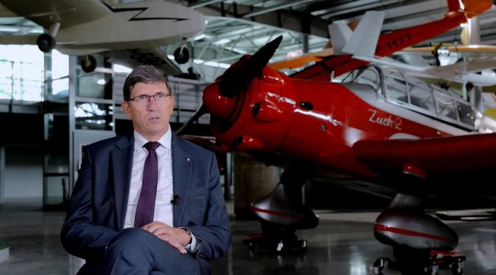 Tomasz Kosecki, Dyrektor Muzeum Lotnictwa Polskiego w Krakowie przez samolotem Zuch 2 (fot. Muzeum Lotnictwa Polskiego)