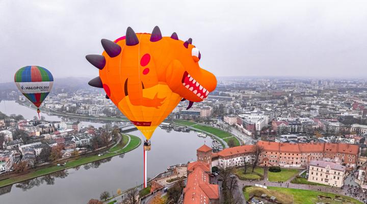 Balonowe świętowanie z okazji 11-go listopada w Krakowie (fot. Małopolska Organizacja Turystyczna, Facebook)
