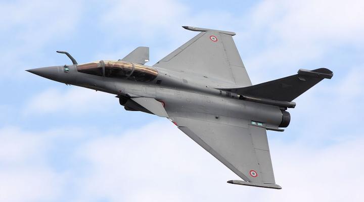 Dassault Rafale B w barwach lotnictwa francuskiego (fot. Tim Felce (Airwolfhound), CC BY-SA 2.0, Wikimedia Commons)